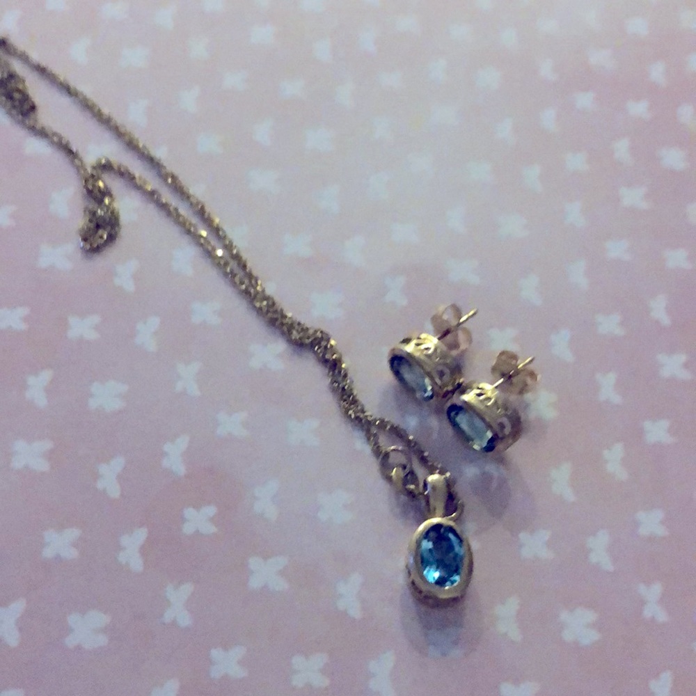 Blue topaz set in yellow gold: necklace and earrings